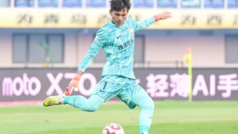 费莱尼与伟浚双响，深圳队与山东泰山2-2握手言和